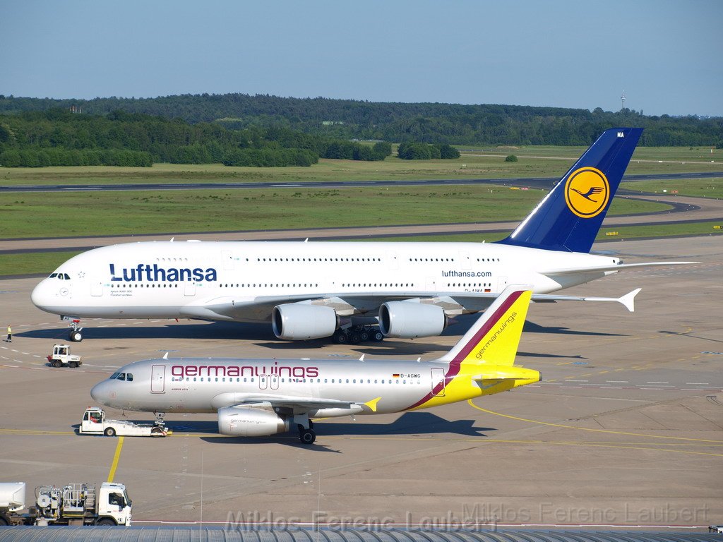 Lufthansa Airbus A 380 zu Besuch Flughafen Koeln Bonn P021.JPG